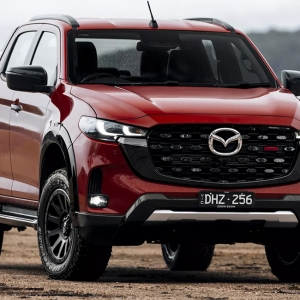 マツダの海外トラック「BT-50」はなぜEVを選ばず？ 兄弟の「D-Max」が電動化する中でディーゼル固執の真意とは ...